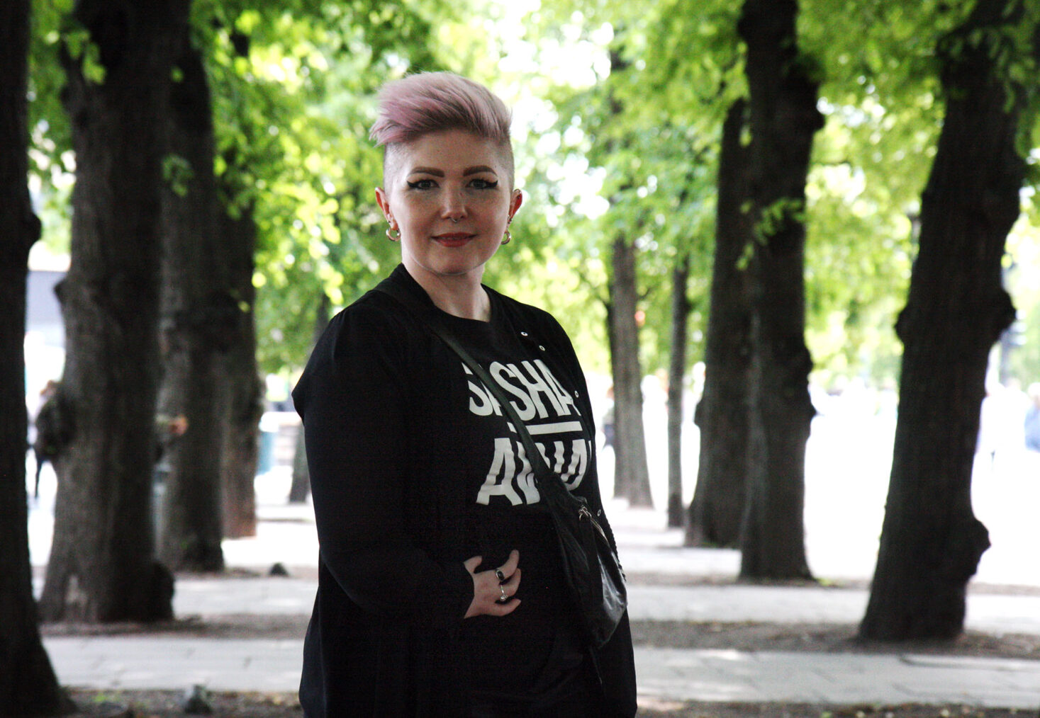 Mone Celin Skrede midt i en allé
