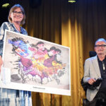PRIS FOR LIKESTILLINGSKAMP: Lars Ødegård i priskomiteen overrakte Stolthetsprisen til NFU-nestleder Alette Reinholdt.
(Foto. Finn Ståle Felberg/Uloba)