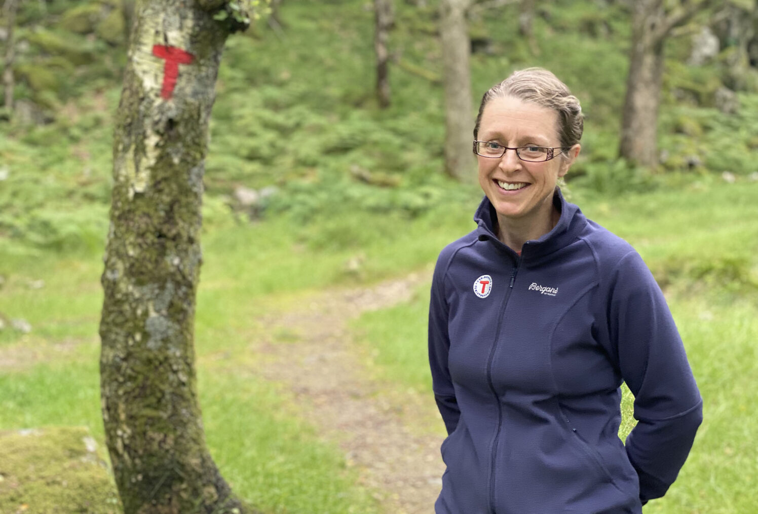 Helen Adamson ved T-merket trestamme