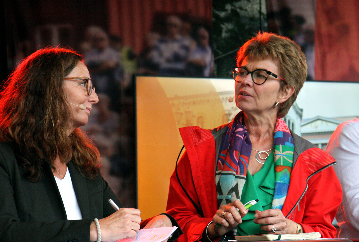 Kathrine Kleveland ved siden av Gunn Karin Gjul på debattscene