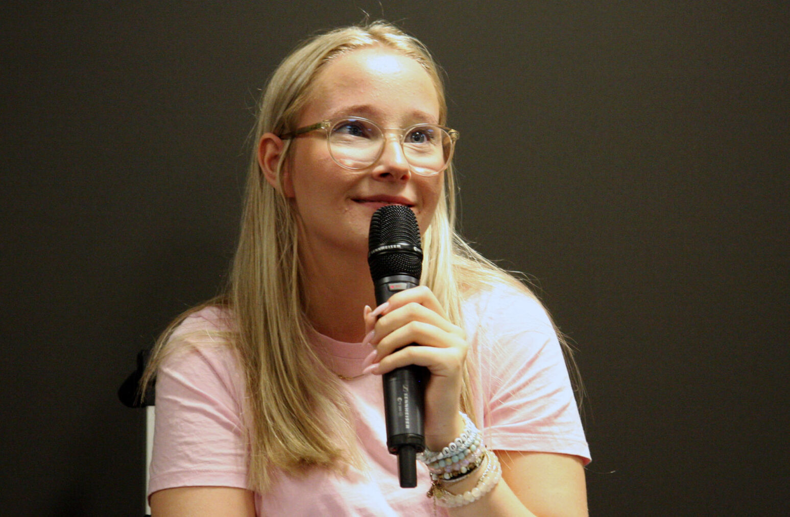 Pia Hasund Vareberg snakker i mikrofon