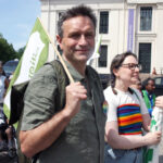 VIL UTREDE: Partileder Arild Hermstad i Miljøpartiet De Grønne (MDG), her sammen med partifelle Suzanne Rødseth på Stolthetsparaden, mener en utredning er viktig før staten eventuelt overtar BPA-ansvaret.