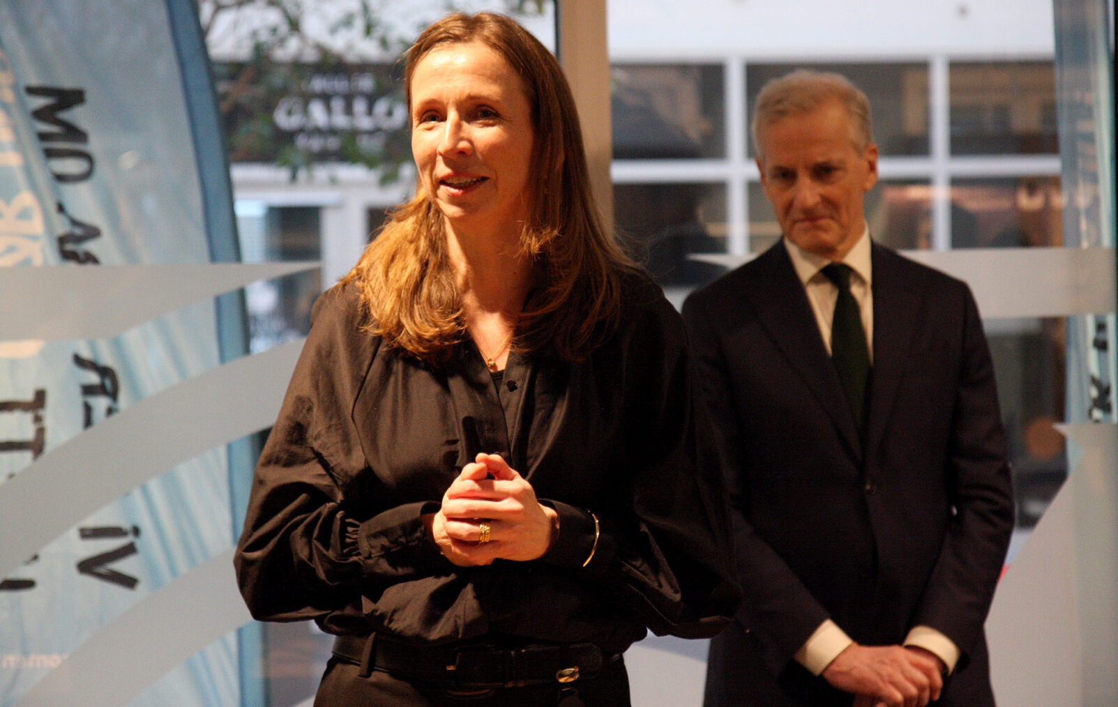 Astrid Aas Hansen i Norges Handikapforbunds lokaler med Jonas Gahr Støre i bakgrunnen