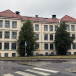 IKKE TILSTREKKELIG TILRETTELAGT: Søker du opp Bjølsen skole på nettsiden valglokaler.no, får du beskjed om at inngangspartiet er ikke universelt utformet eller tilstrekkelig tilrettelagt og at velgere kan trenge hjelp for å komme inn i valglokalet. Det samme gjelder åtte andre Oslo-skoler.