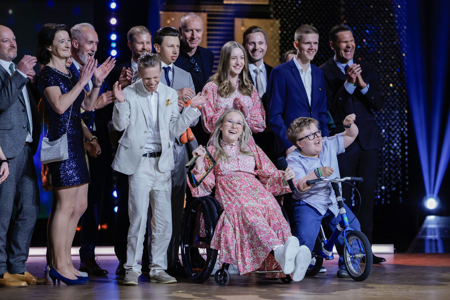 Team Pølsa og produksjonsteamet på scene