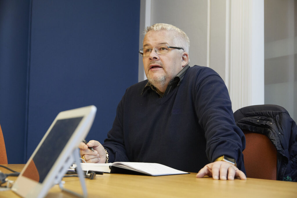 Roger Amundsen i møterom