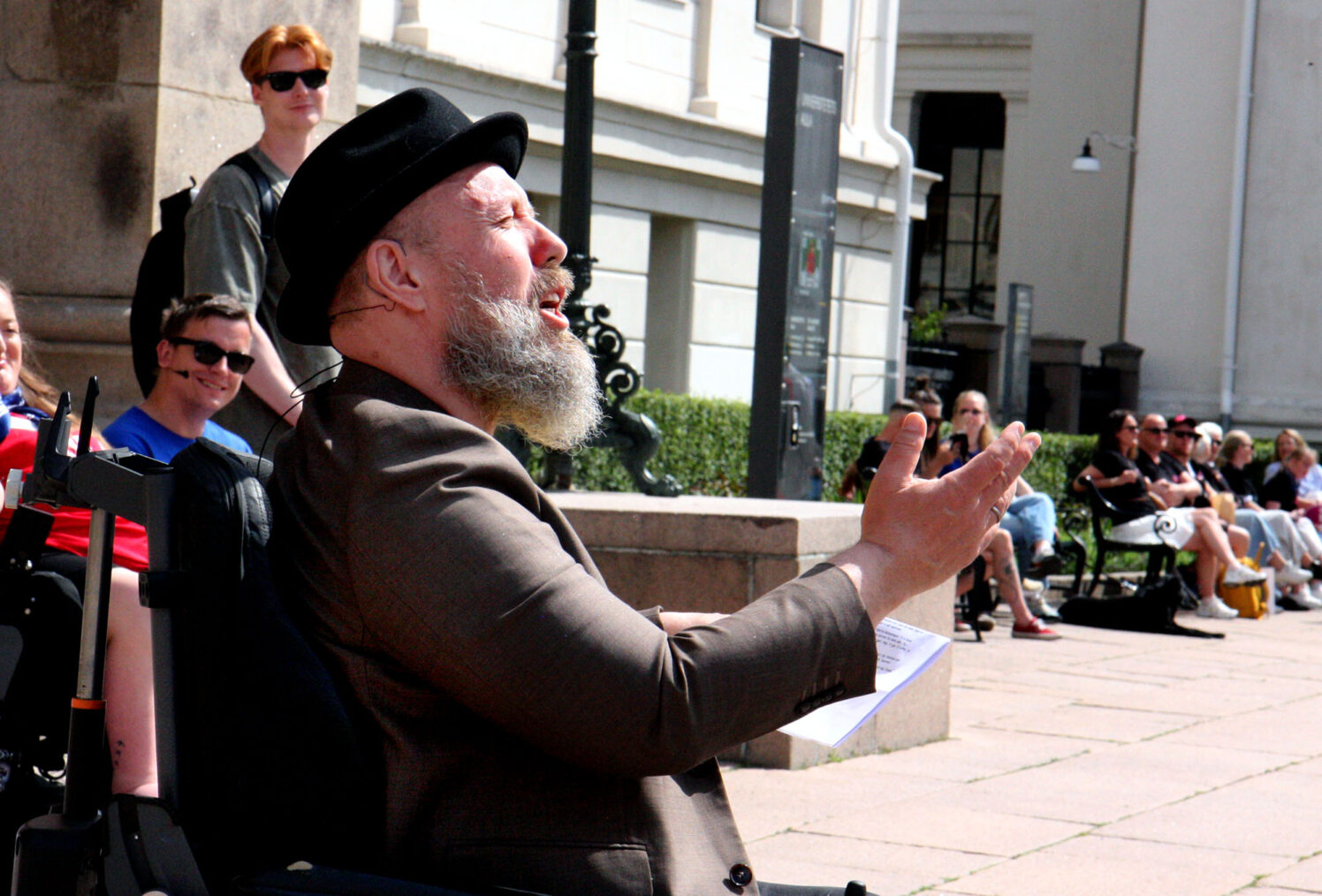 Stig Morten Skjæran i rullestol taler på Universitetsplassen