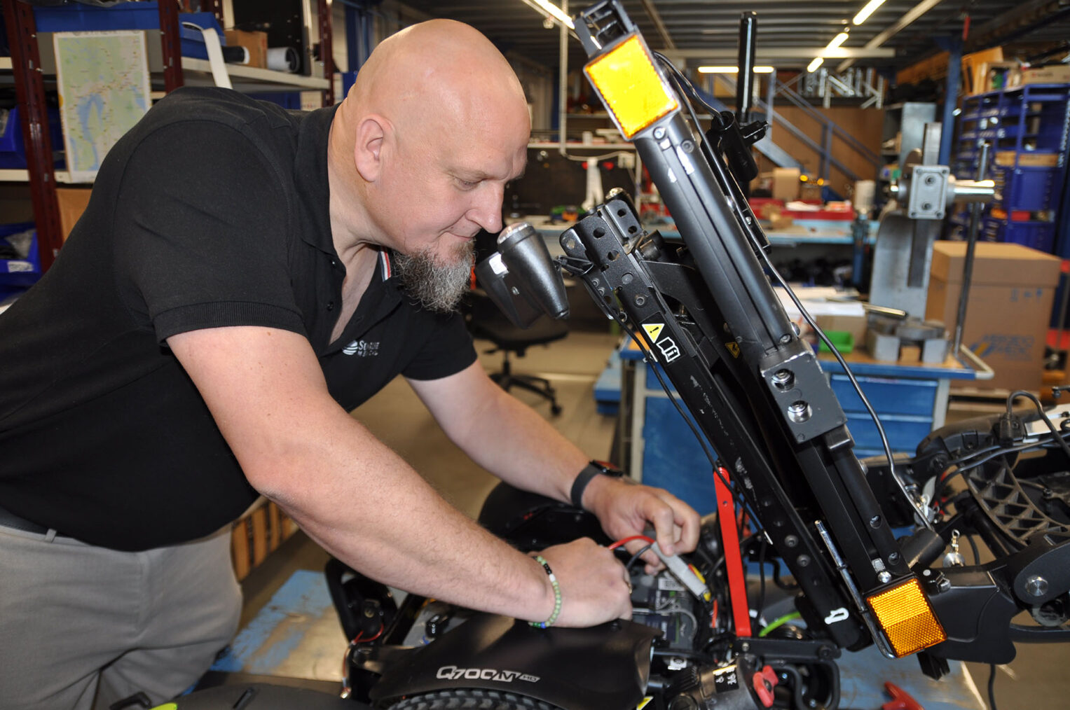 Trond Elvestad kobler ledninger i en motor