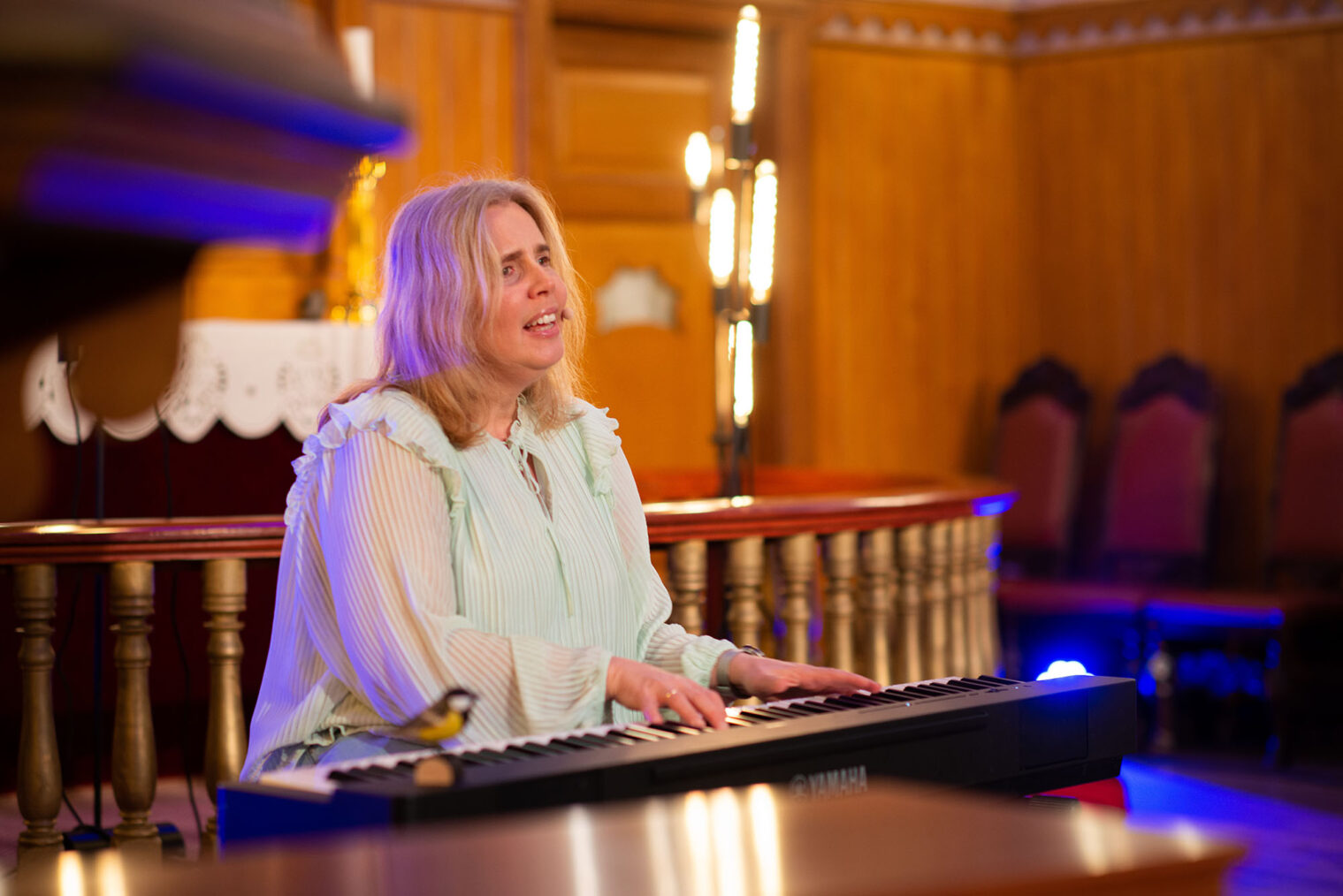 Heidi Halvorsen med keyboard i kirke