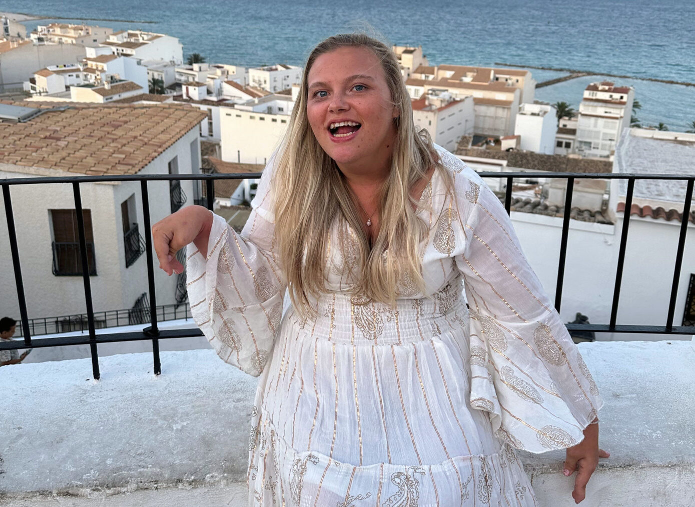 Rebecca Jeanette Sivertsen Lie i hvit kjole i en middelhavsby