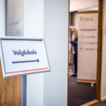 SJEKKER TILGJENGELIGHETEN: Ifølge Norges Handikapforbund er flere enn ti prosent av valglokalene ikke tilgjengelige.
(Illustrasjonsfoto: Valgdirektoratet)