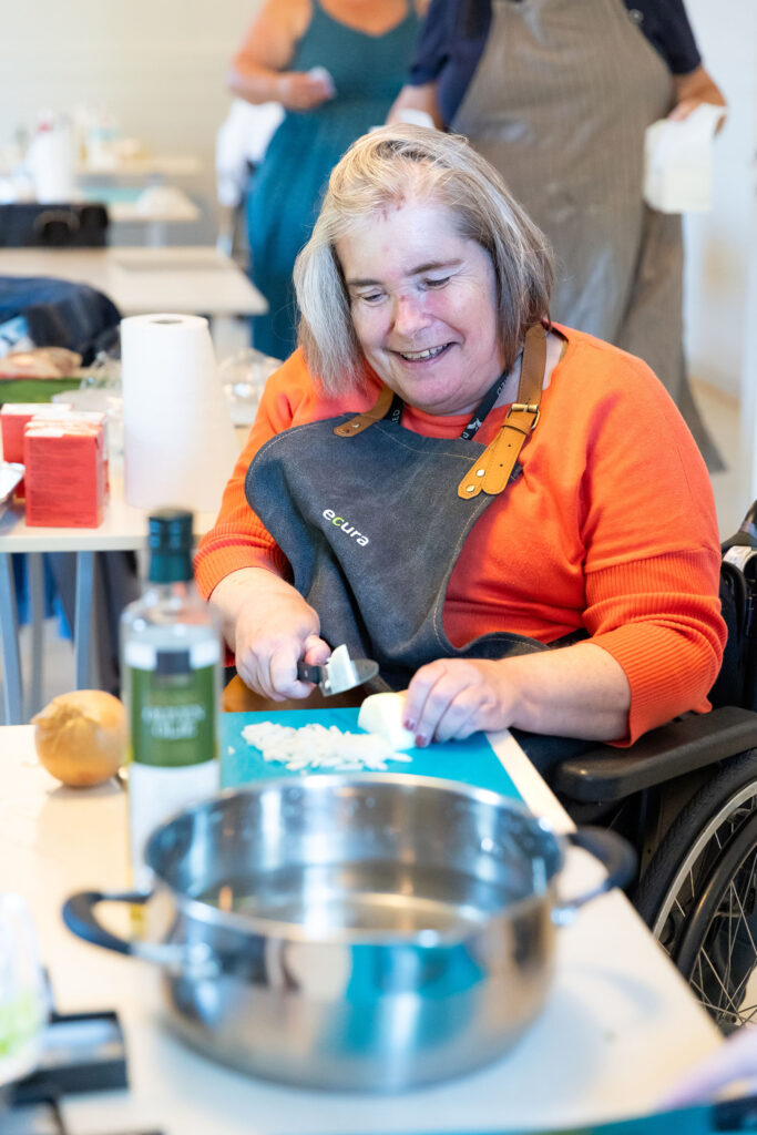 Vigdis Lavik skjærer løk
