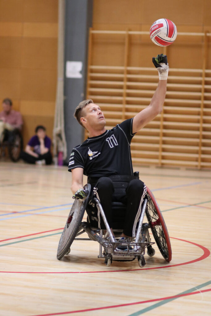 Lars Ivar Eilerås sjonglerer ball i idrettshall