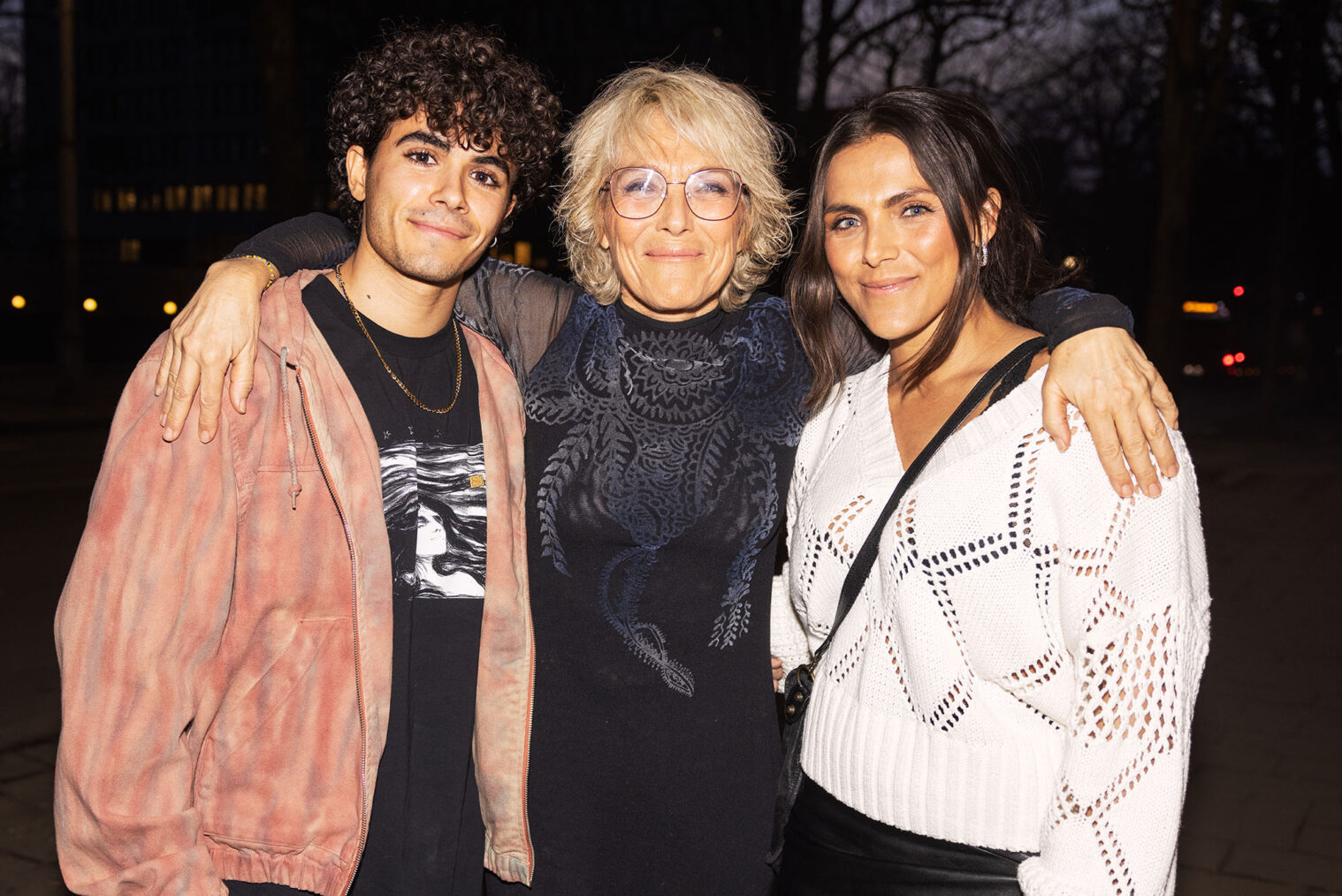 Trude Vasstrand med armene rundt sin sønn Emil Vasstrand og datter Jørgine Vasstrand