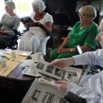 GAMLE BILDER: John Røvik har mange bilder fra Røde Kors Folkekuranstalt i Hald og håper de vil bli tatt godt vare på for ettertiden.