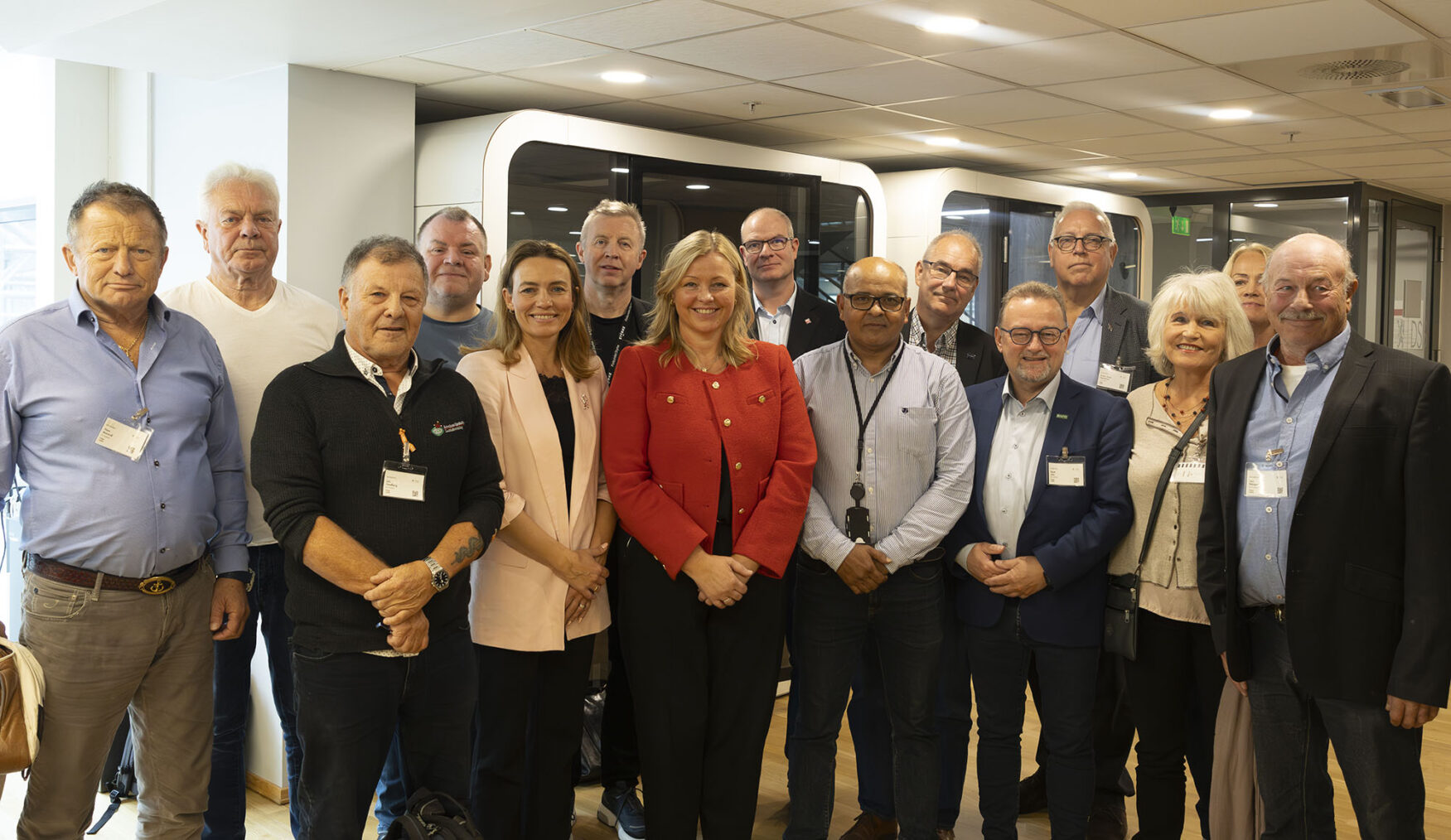 Gruppebilde. Kjersti Stenseng omgitt av organisasjonsrepresentanter.