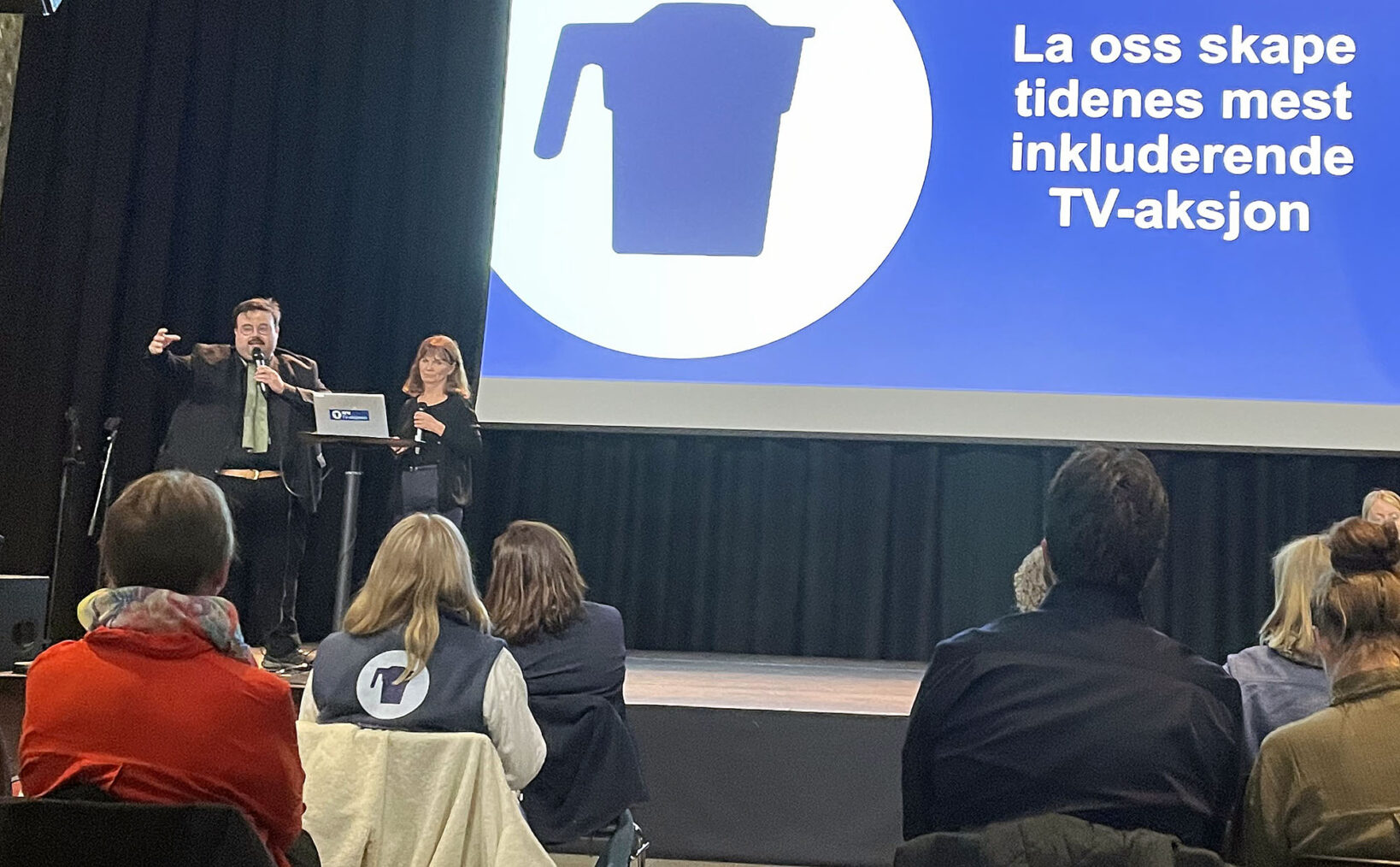 Jørgen Foss og Hege Ramm på scene med TV-aksjonens logo på storskjerm
