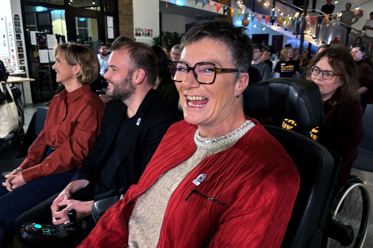 Smilende Lilly Ann Elvestad, Bjarne Kristoffersen og Tove Linnea Brandvik i festpyntet sal