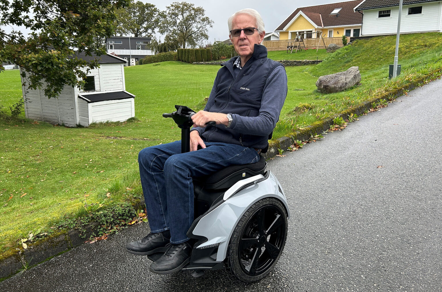 Thomas Nesheim på vei ned oppkjørsel på rullestol med bare to hjul