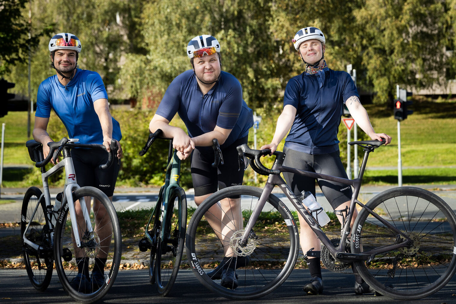 Sindre Reinholt, Jonas Bergløv og Anne Nor Sørensen lener seg til hver sin sykkel