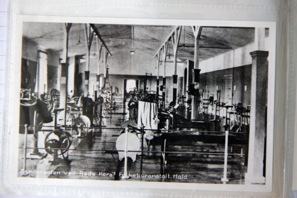 Svarthvittbilde av sal fylt med treningsapparater