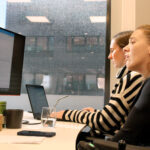 DIKTAT: Ida Hauge Dignes tenker ut formuleringene, og assistent Ella Turkerud skriver epostene.