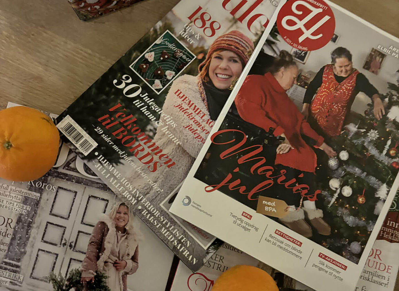 Handikapnytt med forsidebilde av to kvinner som pynter juletre og andre blader med juleforside