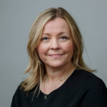 KOMPENSERER FOR HELSESKADE: Kompensasjonen til oljepionerene er en anerkjennelse til noen som ikke har krav på yrkesskadeerstatning, forklarer arbeids- og inkluderingsminister Kjersti Stenseng.

(Foto: Torgeir Haugaard/Forsvaret)