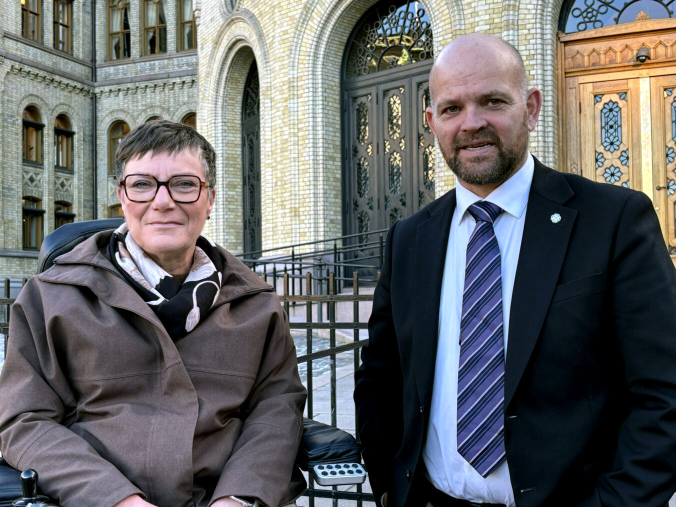 Tove Linnea Brandvik og Geir Inge Lien foran Stortinget