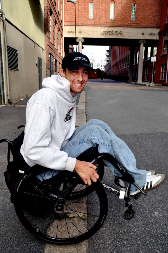 Morten Marius Skau balanserer med rullestol på fortauskant