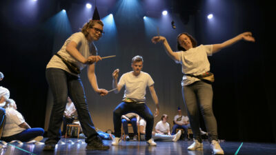 Skuespillere i Teater NonStop på scenen