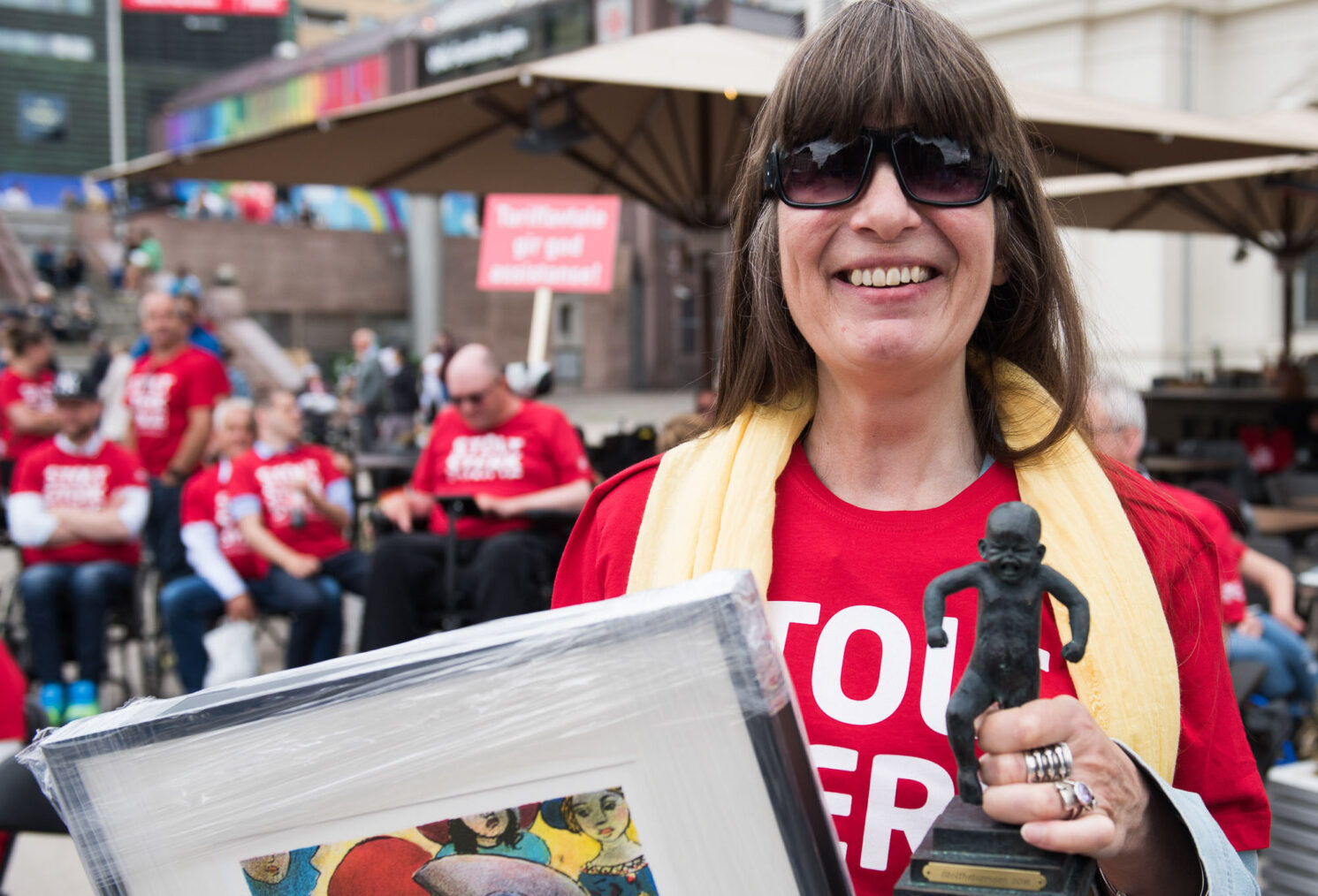 Smilende Berit Vegheim holder Stolthetsprisen