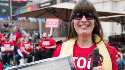 Smilende Berit Vegheim holder Stolthetsprisen