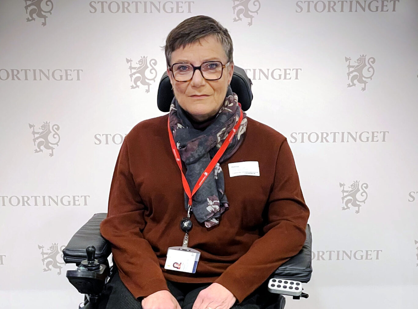 Tove Linnea Brandvik foran Stortingets fotovegg