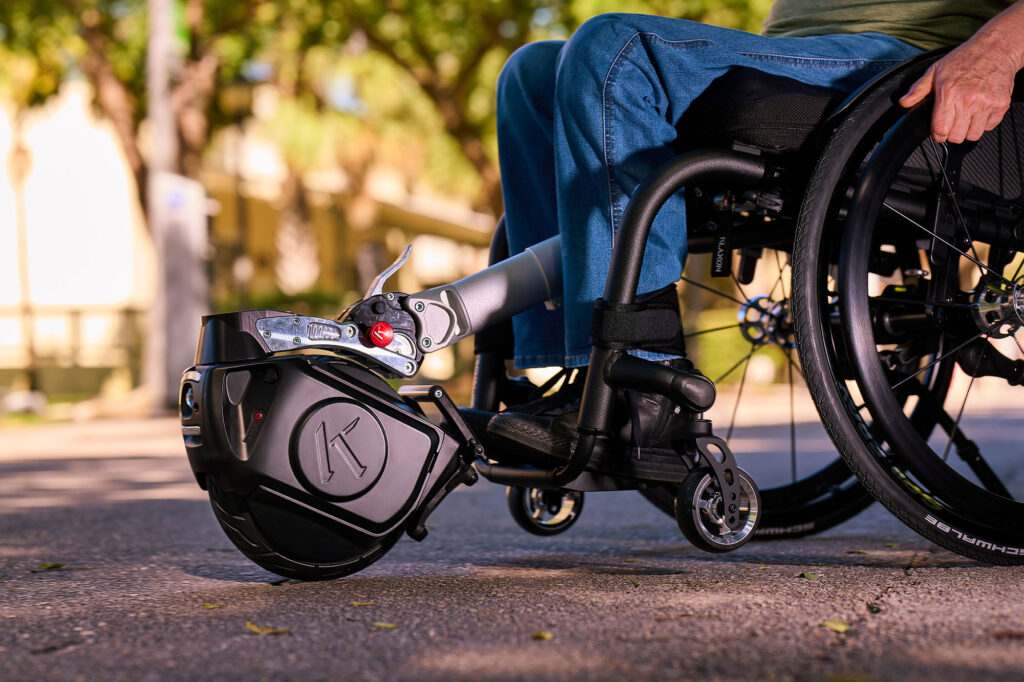 Drivaggregat montert frempå manuell rullestol