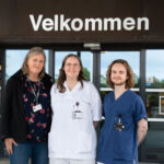 MER FORUTSIGBAR VELKOMST: Ragnhild Kristine Kolstø Bringsvor (til venstre), Gunhild Knutsen og Valentin Alexander Kromer sitter i prosjektgruppa for visuelle guider for radiologisk avdeling på Stavanger Universitetssykehus.

(Foto: Frida Ripland Moberg)