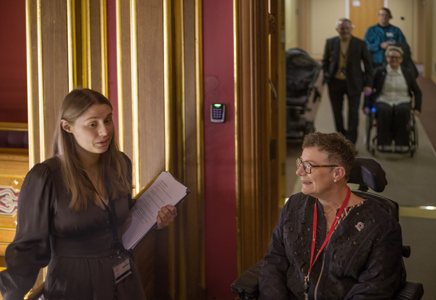 June Trengereid Gruer og Tove Linnea Brandvik på galleriet på Stortinget