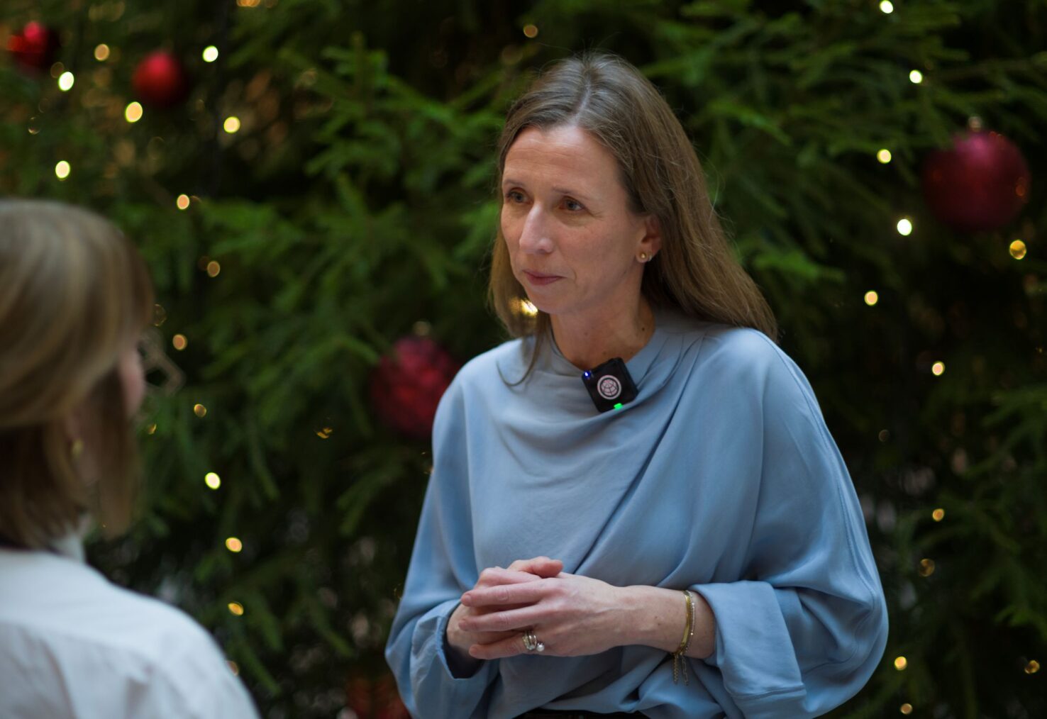 Astri Aas-Hansen foran stort juletre