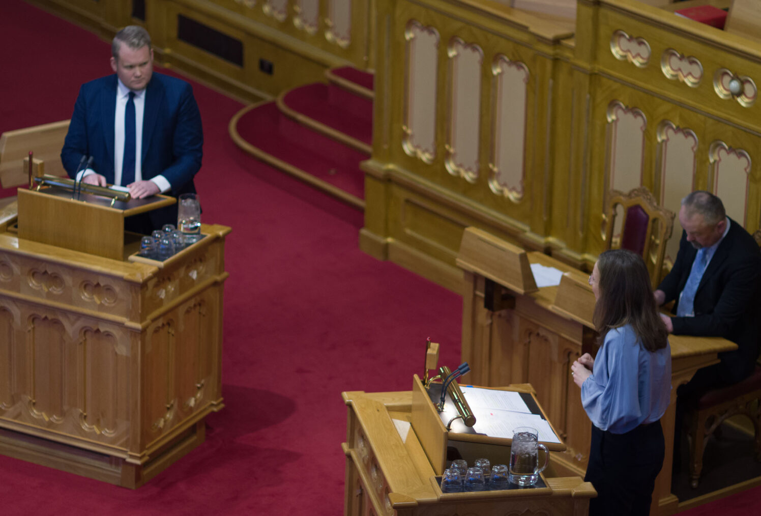 Finn Krokeide og Astrid Aas Hansen på hver sin talerstol i Stortinget