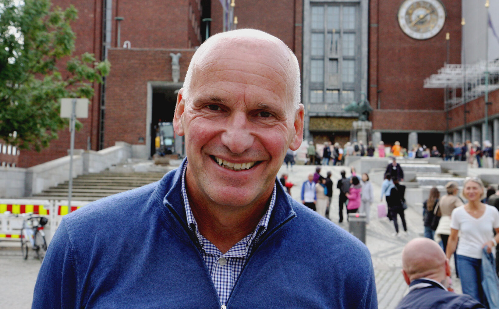 Geir Lippestad foran Oslo rådhus