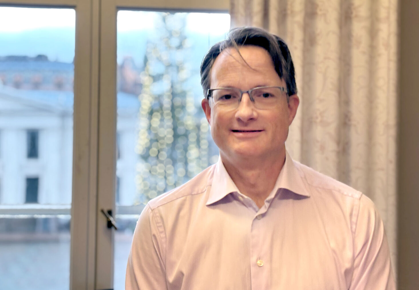 Kjetil Mujezinovic Larsen foran vindu mot Universitetsplassen