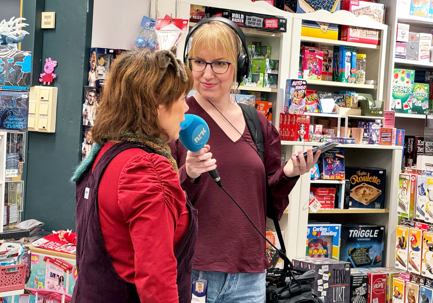 NRK-journalist intervjuer kunde i lekebutikk