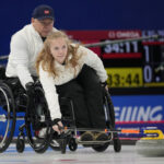 MEDALJESUGNE: Norge deltar i paracurling under Paralympics, med blant andre Mia Larsen Sveberg og Jostein Stordahl. 
(Foto: AP Photo/Dita Alangkara)
