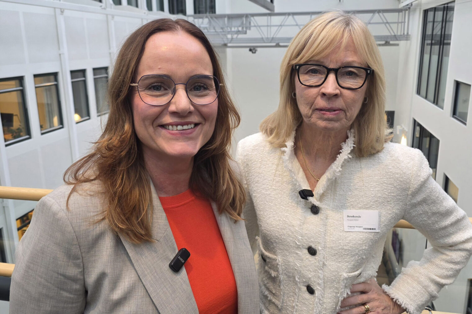 Margret Hagerup og Astrid Nyquist i atrium