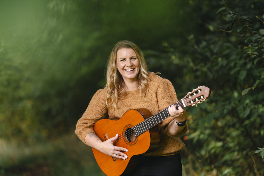 Siri Stray med gitar utendørs