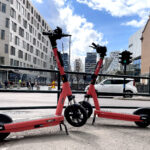 HINDRER FERDSEL: Sparkesykler skaper vansker for funksjonshemmede både når syklene er i bruk og når de står parkert.