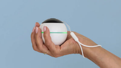 Hånd som holder VILIM-ball