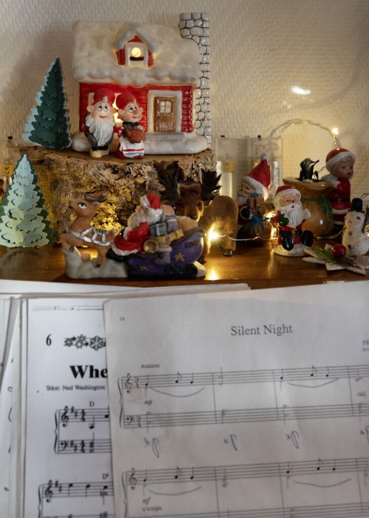 Noteark til Silent Night på pianoet med nisser oppå
