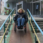 KJEMPER FOR TILGJENGELIGHET: Olena Akopian, tobarnsmamma og mange ganger paralympisk medaljevinner, er rådgiver for tilgjengelighetsspørsmål og funksjonshemmedes rettigheter i byen Brovary. Til tross for krigen jobber hun utrettelig for at sykehus og andre offentlige bygg skal bli tilgjengelige for alle.
(Foto: Bengt Sigvardsson)