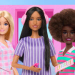 UTVIDER MANGFOLDET: Barbiedukken med autisme (i midten) har en sensorisk stressball, hodetelefoner med støydemping og et nettbrett.